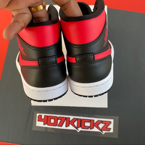 Women’s Air Jordan 1 ‘Siren Red’ - Picture 6 of 8